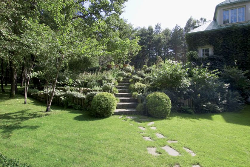 Piękno tej rezydencji wtopionej w naturę podkreśla niezwykła, zadbana zieleń.