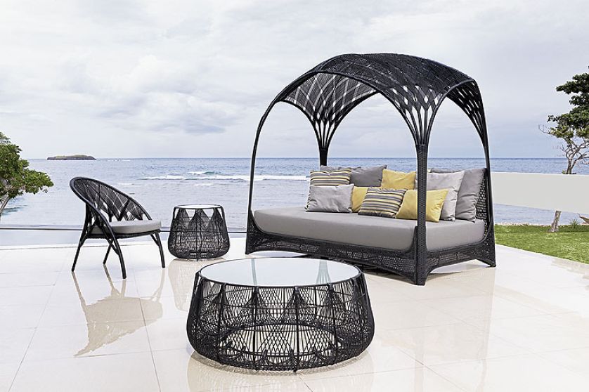 Plażowe łóżko Hagia. Kenneth Cobonpue i jego rattanowe meble