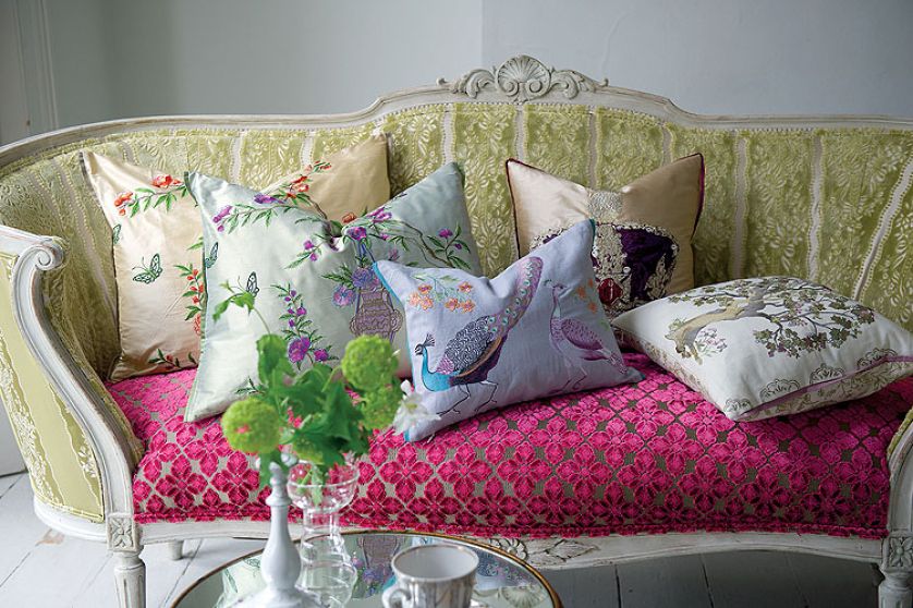 Poduszki od Designers Guild, jedwabie z The Royal Collection, ceny od 413 do 586 zł. DECODORE