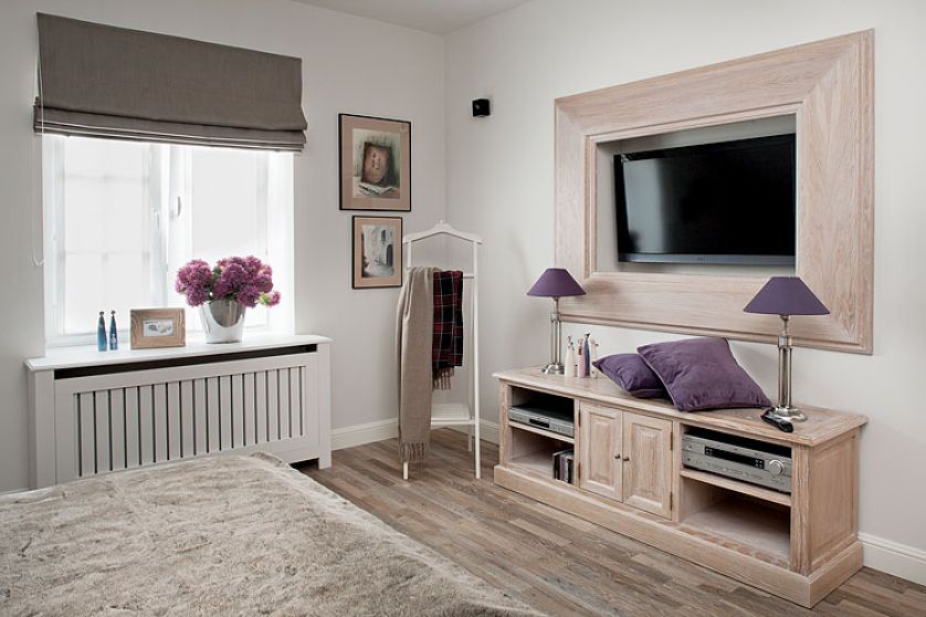 Pomysłowa wnęka na telewizor. Eklektyzm z egzotyką