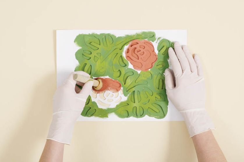 Potem malujemy drobniejsze elementy wzoru.