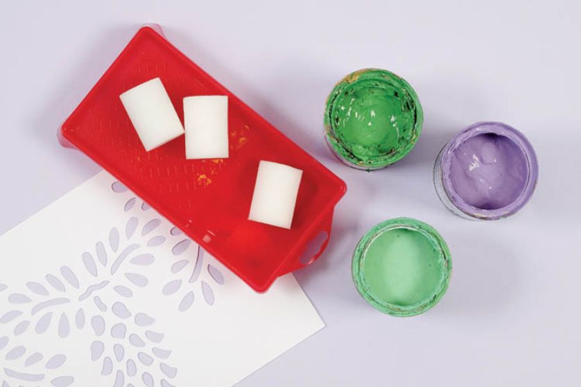 Potrzebne będą farby: zielona (jasna i ciemna) oraz fioletowa.