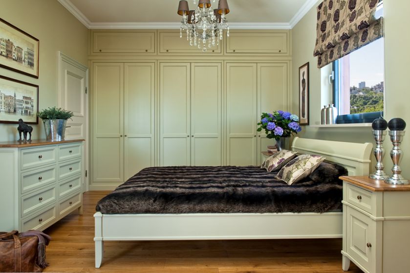 Prosta, ale elegancja stylizacja bez zbędnych dodatków. Przytulności sypialni dodaje imitujący futro pled oraz rolety