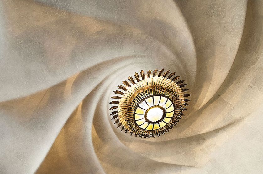 Sklepienie poddasza z parabolicznymi łukami jak szkielet klatki piersiowej.