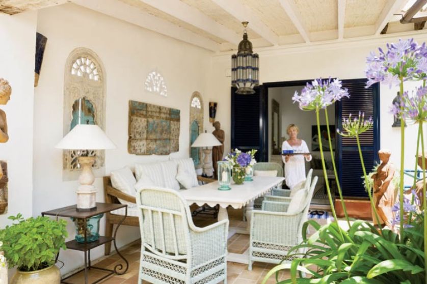 Słoneczna rezydencja to spełnienie marzenia o ciepłym klimacie pośród pięknej architektury.