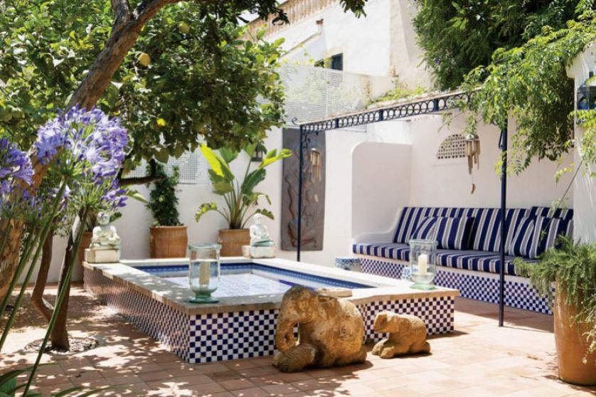 Słoneczna rezydencja to spełnienie marzenia o ciepłym klimacie pośród pięknej architektury.