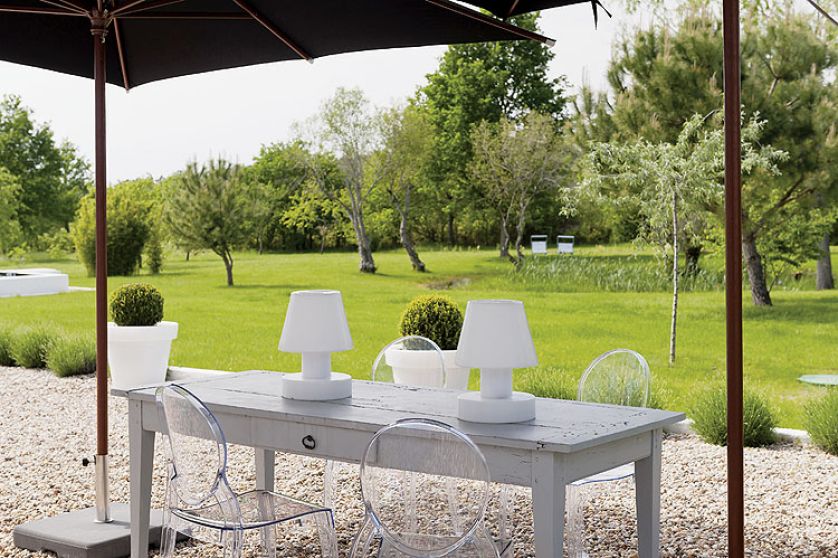 Spora działka ze starymi drzewami, które niczym najlepszy płot chronią prywatność.