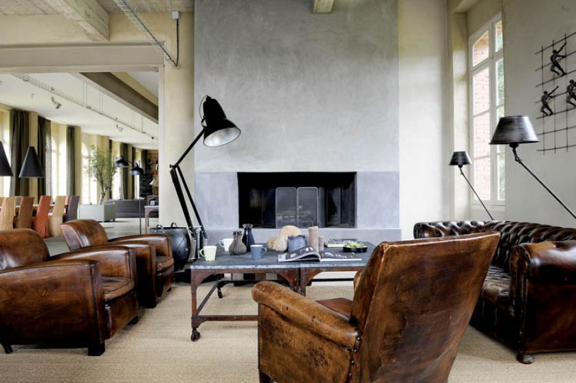 Stare z nowym, duże z małym - salon pelen jest kontrastów.