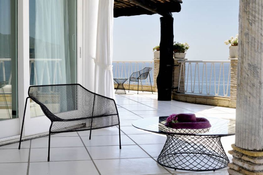 Stolik i fotel Heaven zostały zrobione z metalowych żyłek. EMU