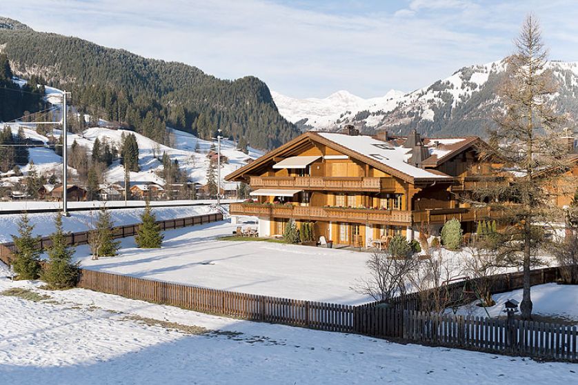Typowy chalet na zewnątrz, ale w środku jest zupełnie inaczej.