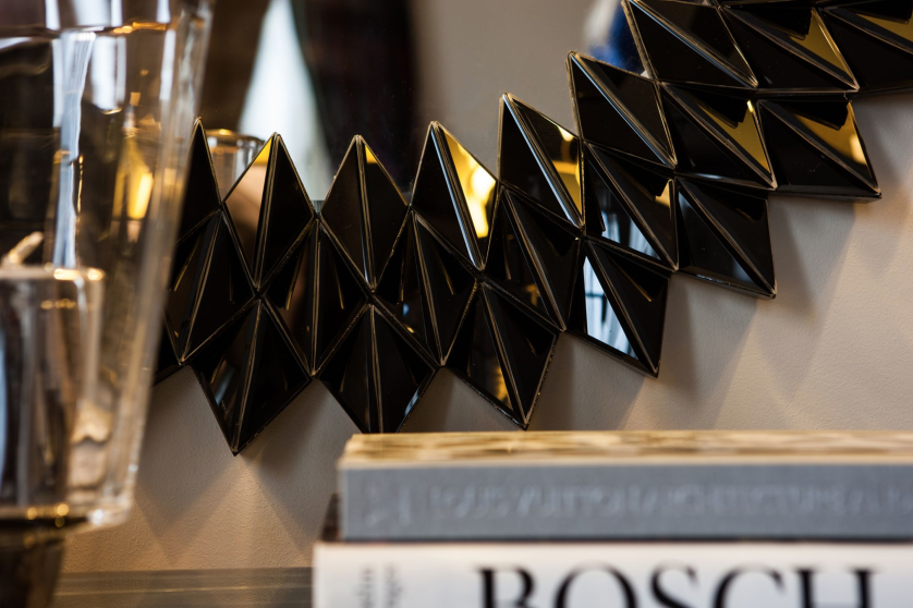 Ultraekstrawagancka propozycja dla odważnych! Szeroka, przestrzenna rama z czarnego, połyskliwego szkła kształtem nawiązuje