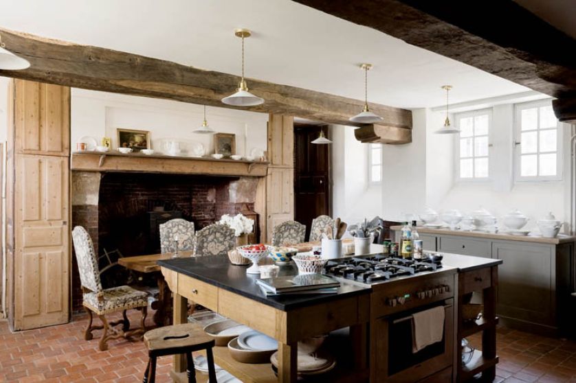 W dawnym myśliwskim dworku kuchnia musiala być przestronna. Charles nie widział powodu, by to zmieniać.