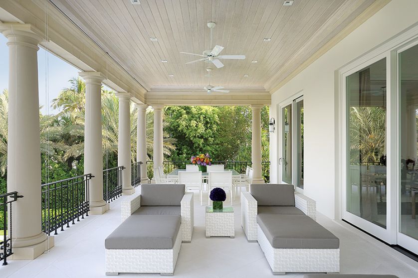 Wystarczy rozsunąć szklane ściany, a salon połączy się z tarasem.