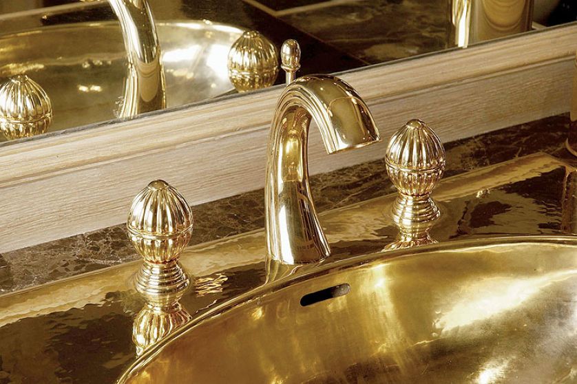 Z kolekcji Mandoline zamontowana do miedzianej umywalki pokrytej złotem. STEPIM