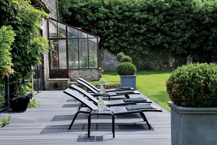 Z krytego basenu można wyjść na słoneczny taras.