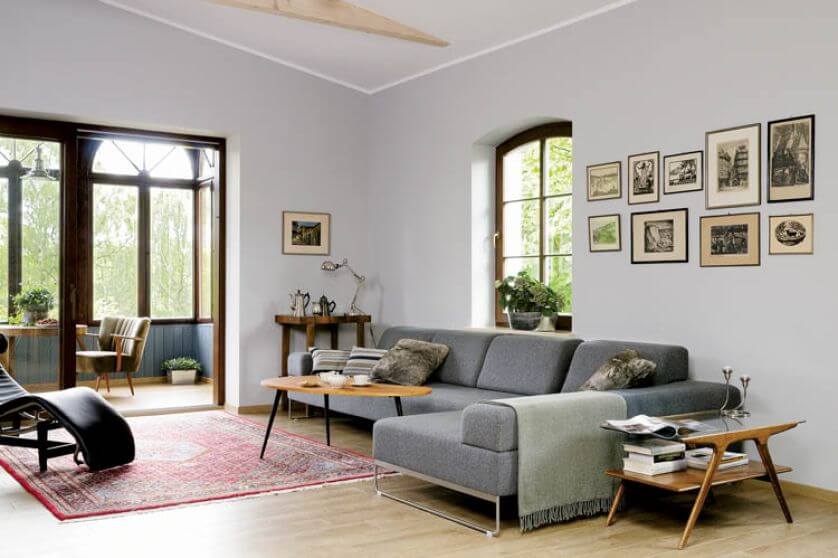 Z salonu, spragnieni widoku drzew i morza, możemy wyjść na werandę. Podobna jest przy sypialni.