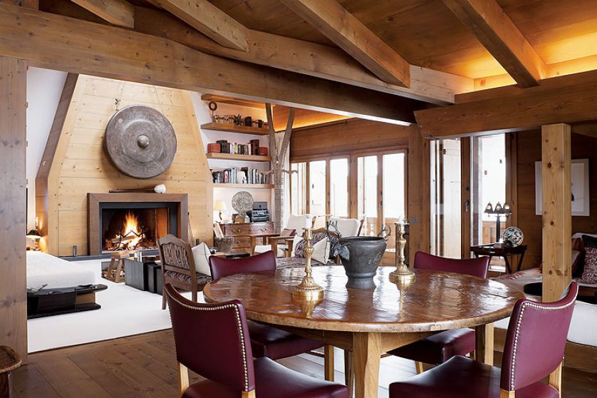 Znajdziemy w nim stolik zaprojektowany przez Le Corbusiera, plecione krzesła francuskiego ebenisty Louisa Sognot i