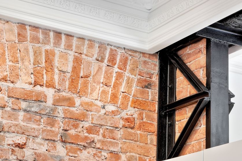 czerwona cegła w salonie