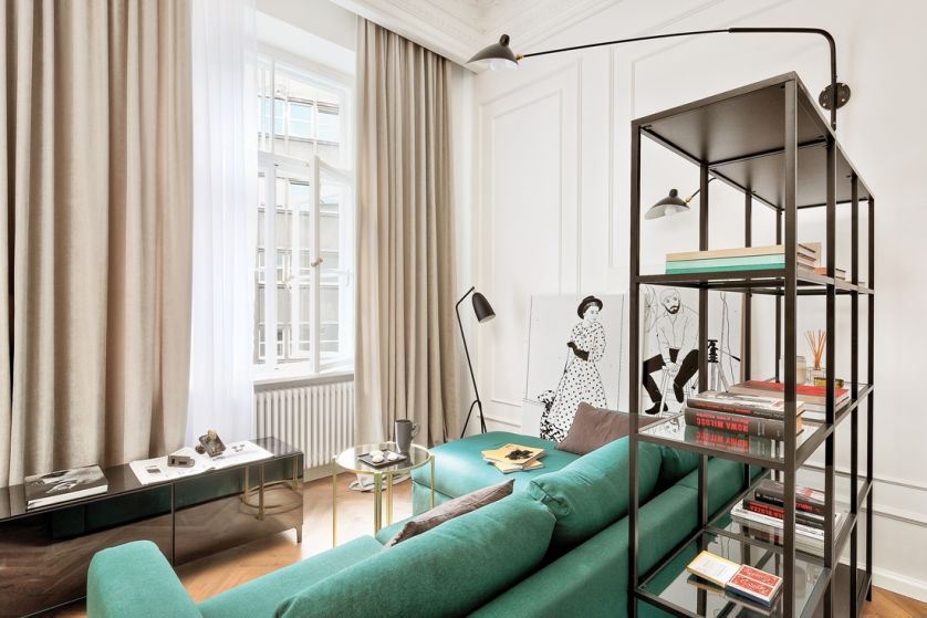 salon z sypialnią w małym mieszkaniu