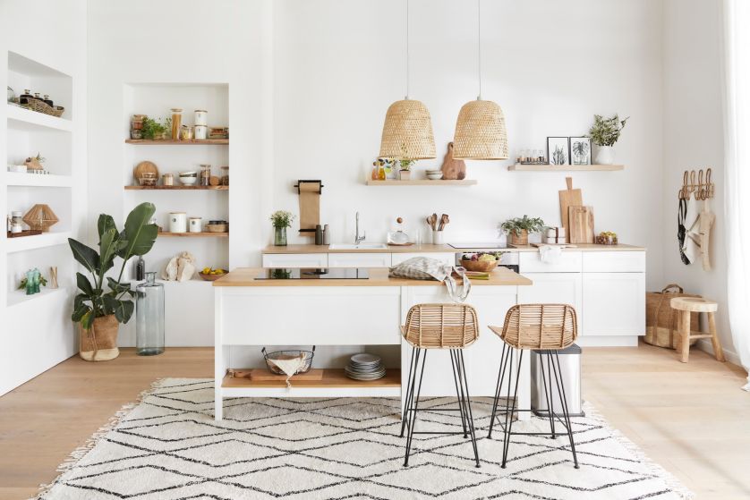 Biała kuchnia bez górnych szafek