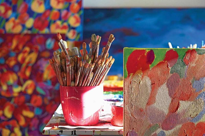 Jestem malarką kolorystką. Myślę kolorem i kolorem czuję – mówi o sobie Beata Murawska. Odwiedzamy ją w jej domu