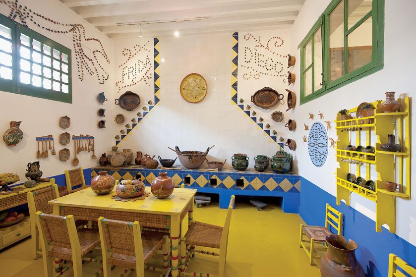 Kuchnia i jadalnia z mozaika dedykowaną mieszkańcom, Fridzie i Diegowi. Dom i przedmioty codzinnego użytku