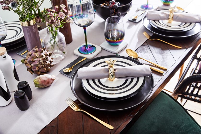 Dekoracja stołu i wnętrza na przyjęcie karnawałowe