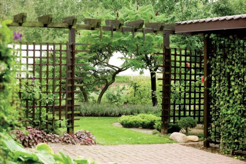 Altana w ogrodzie. Wrzosowisko na tarasach