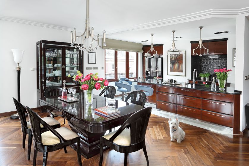 Art déco nie musi być geometryczne jak w Empire State Building. Może iść w kierunku glamour. Meble mają wtedy