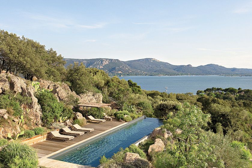 Basen z widokiem na morze zbudowany jest z betoni i żywicy. Leżaki od włoskiej marki Unopiu.