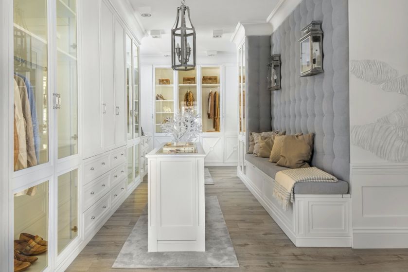 garderoba z białą szafą aranżacje