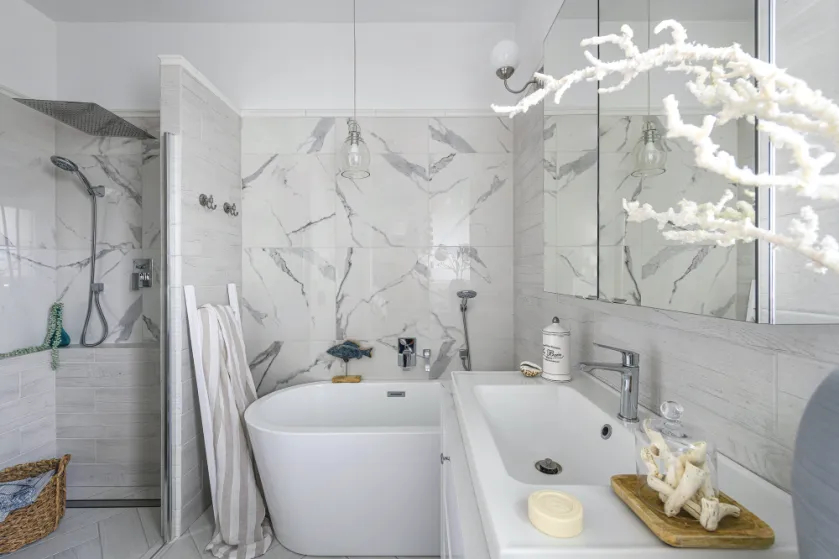 biała łazienka w stylu hampton