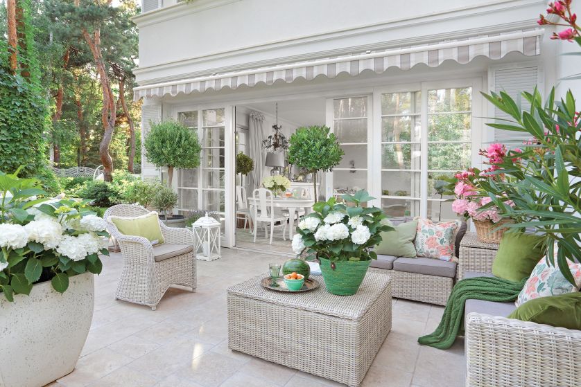 Gdyby nie wysokie sosny w ogrodzie, można by pomyśleć, że ten dom stoi gdzieś na południu Europy, a nie