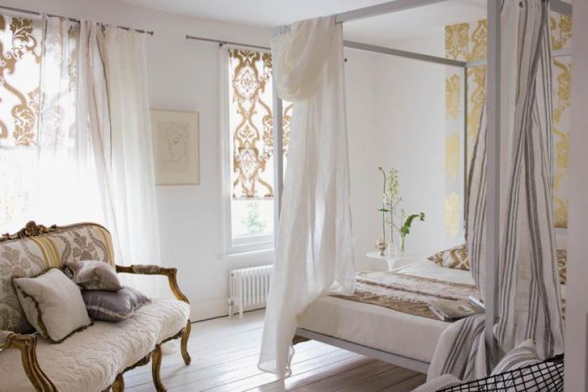 Biel i złoto - szykowna para. Oparcie kanapy obite jest jedwabną tkaniną Roquelane firmy Designers