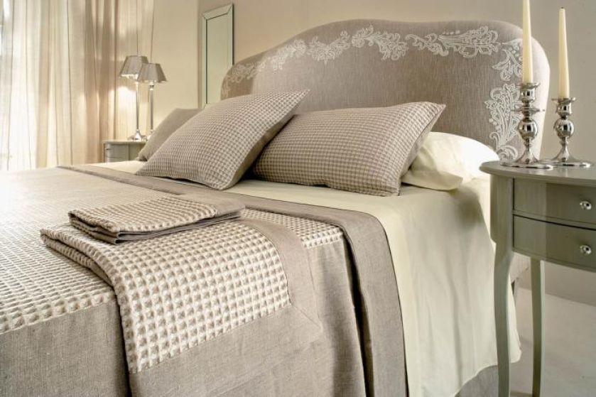 Byblos - surowe lny i naturalne beże zawsze pasują. Cena - 310 euro za komplet. CANTORI