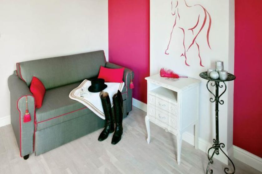 Ciekawe połączenie szary i różowy. Orientem urządzone wnętrza