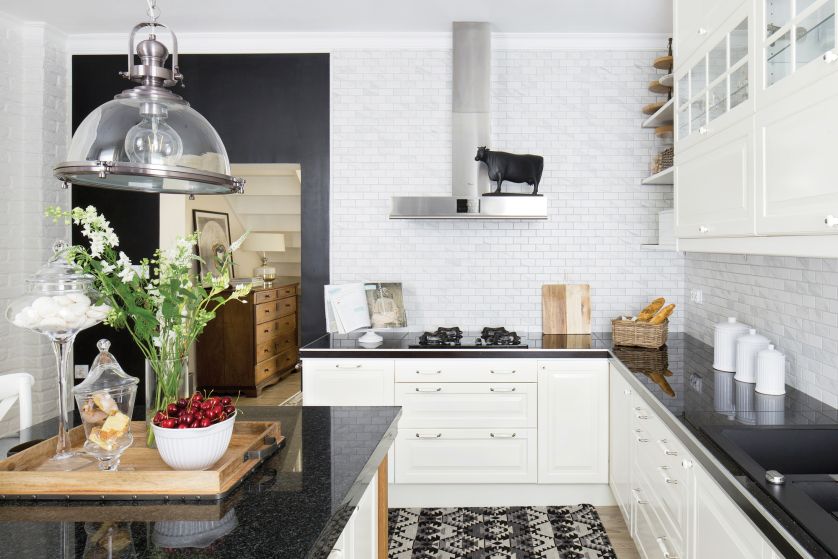 Zbieram na siano – głosił napis na skarbonce krówce, ale się starł. W czarno-białej kuchni Kasia wynalazła sposób na