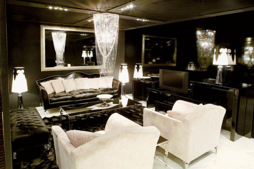 Czerń i biel. Club Room z charakterystycznymi lampami.