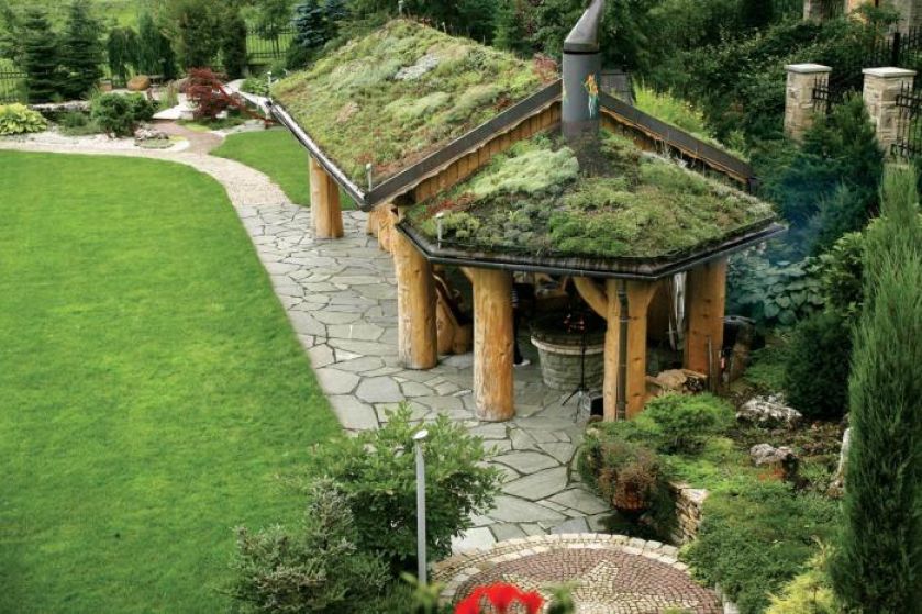 Dach wiaty porośnięty jest dywanem niskich kolorowych roślin.