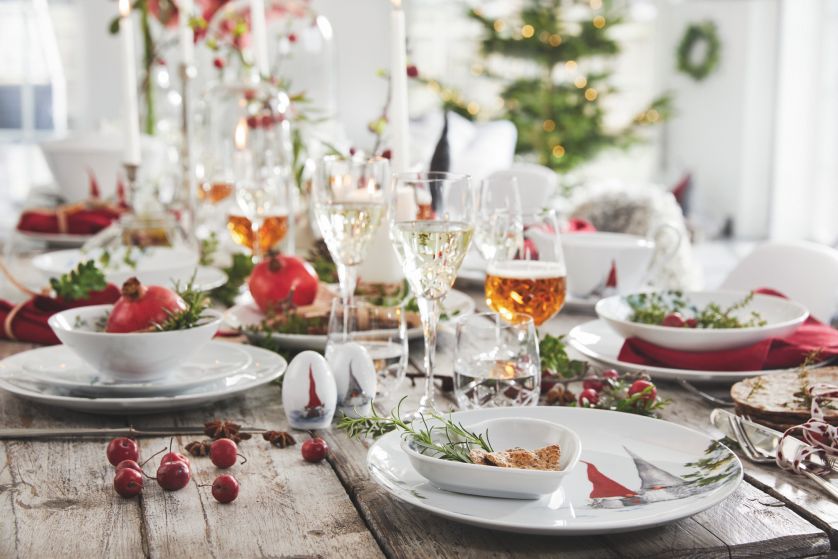 Jak udekorować stół wigilijny? Ponad 30 świątecznych aranżacji