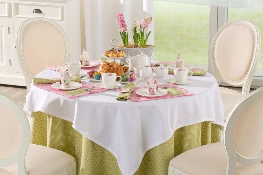 Jak udekorować stół na wielkanocne śniadanie? Radośnie, kolorowo, wiosennie. Oto najpiękniejsze dekoracje na