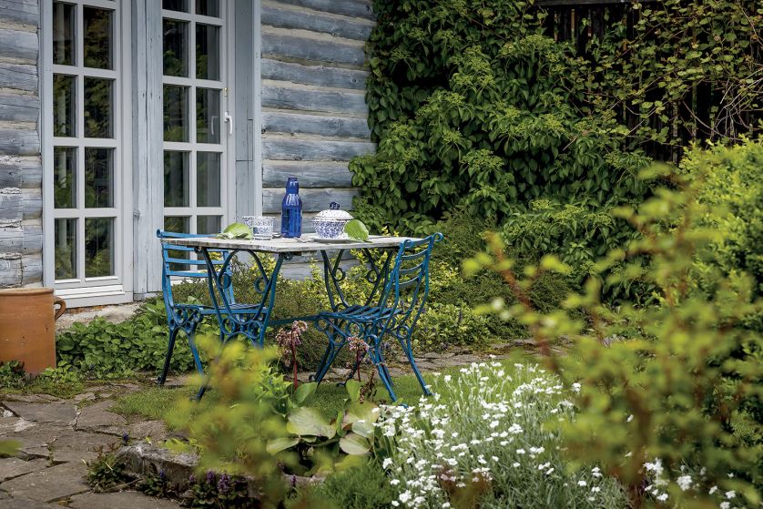 DO ogrodu Zosi wychodzi się prosto z kuchni lub przez duże, niskie okno w sypialni.