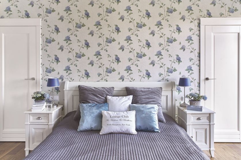 szara sypialnia z niebieskimi dodatkami