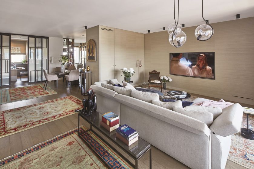 Dom w stylu fusion – warszawski apartament ze sztuką