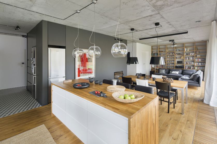 Po lewej stronie kubik skrywający część gospodarczą ze spiżarnią, po prawej sala o długości 11 metrów