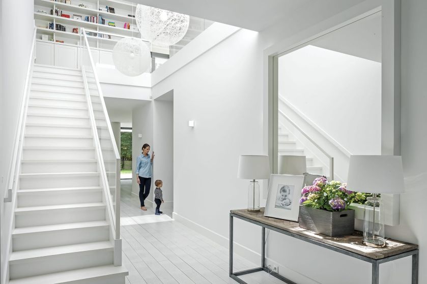 Nocą wysoki na siedem metrów hol wygląda kosmicznie. W ciemnościach świecą tylko gigantyczne kule lamp