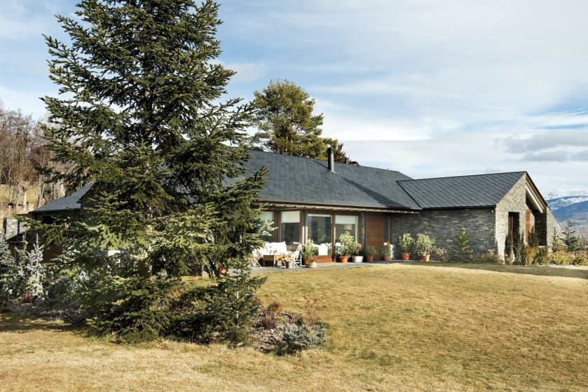 Elewacja i tarasy obłożone są popularnym w okolicy srebrzystoszarym kamieniem.