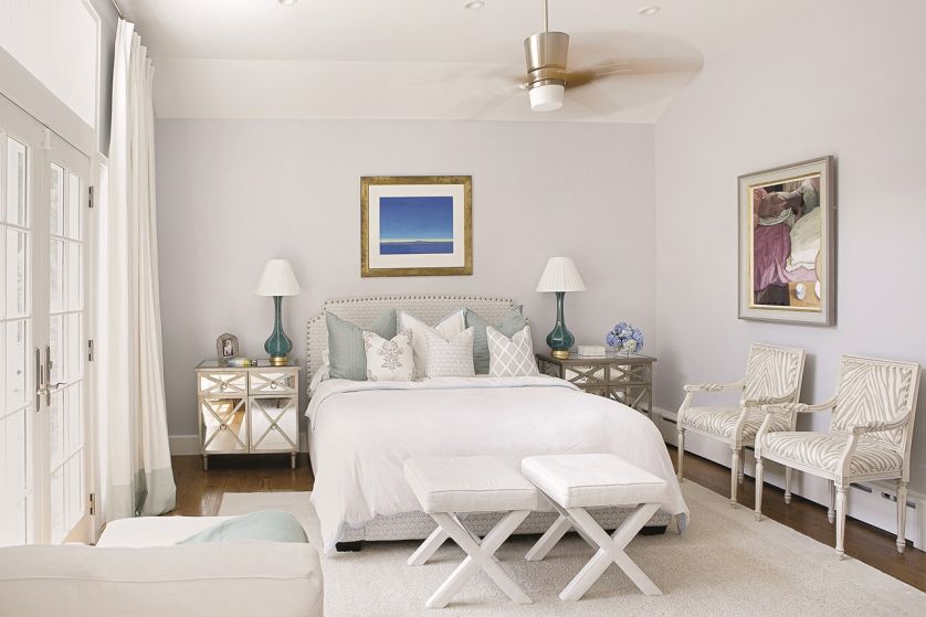 W każdej sypialni, a nawet w łazienkach wiszą obrazy. Podkreślają morski klimat domu.