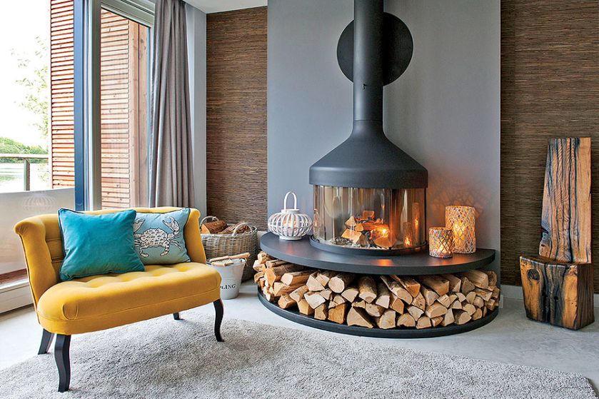 Drewno opałowe może być różnież dekoracją, która dodatkowo nadaje wnętrzu przytulności i ciepła.