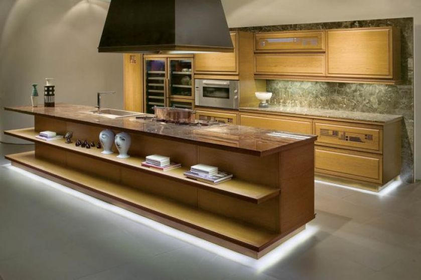 Dzięki szklanemu cokołowi wydaje się zawieszona w powietrzu. SNAIDERO